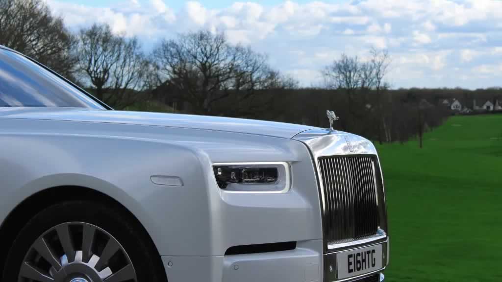 Closeup of the Rolls-Royce Phantom 8 front grille an dSpirit of Ecstacy