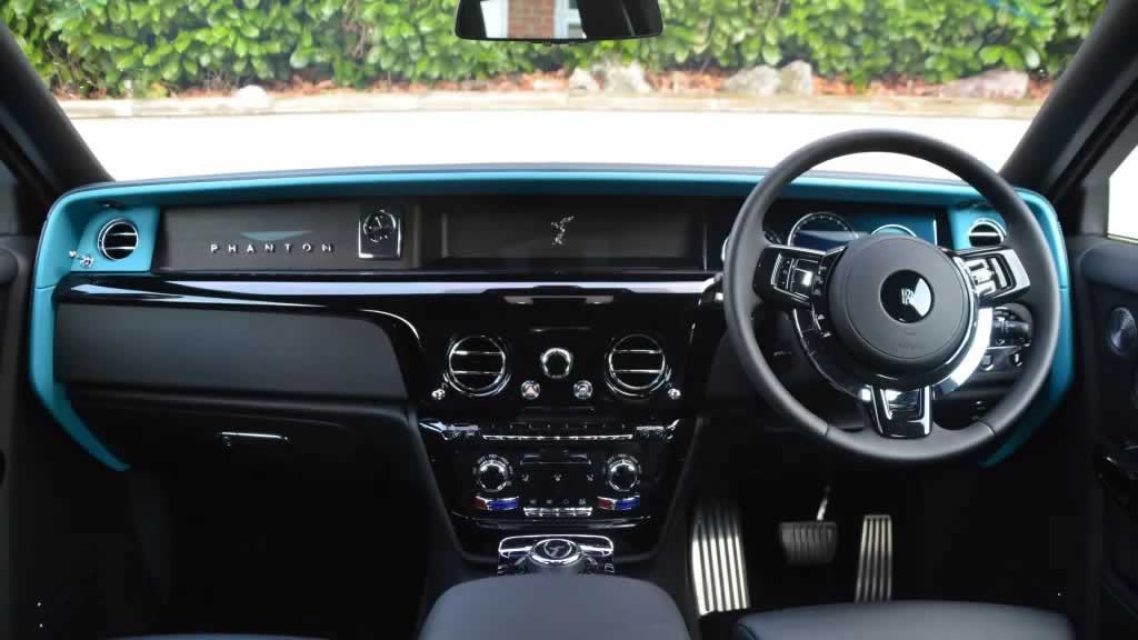 Rolls-Royce Phantom 8 intereior front cabin and dashboard