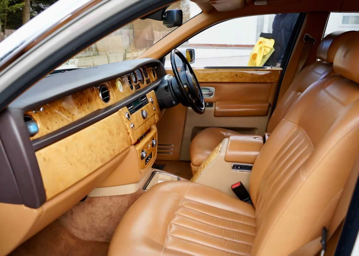 Rolls-Royce Phantom Series I side front and dashboard