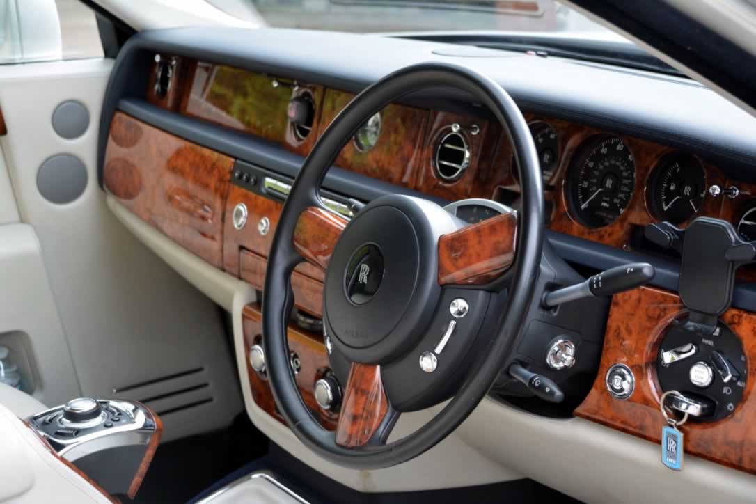 Rolls-Royce Phantom VII Series II interior burr walnut dashboard