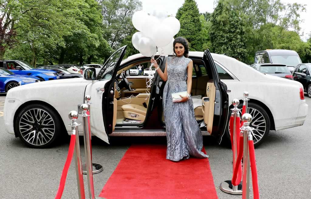 Lady steps out of a limo onto the red carpet at a special event